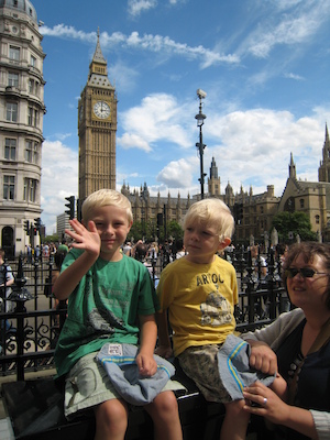 Xine, Tim and Cole near Big Ben (07-25-2009 13:58)