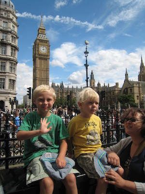 Xine, Tim and Cole near Big Ben (07-25-2009 13:58)