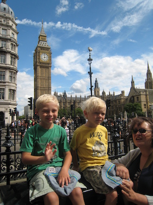 Xine, Tim and Cole near Big Ben (07-25-2009 13:58)