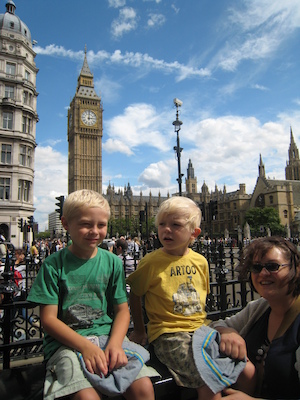 Xine, Tim and Cole near Big Ben (07-25-2009 13:59)