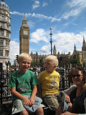 Xine, Tim and Cole near Big Ben (07-25-2009 13:59)