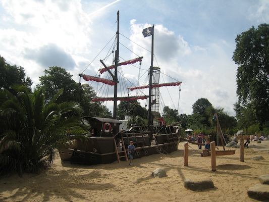 The pirate ship at the Princess Diana playground (07-26-2009 09:11)