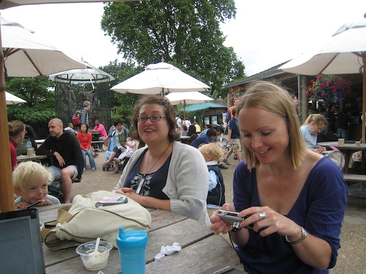 Cole, Xine and Lizzy eating ice cream (07-26-2009 15:09)