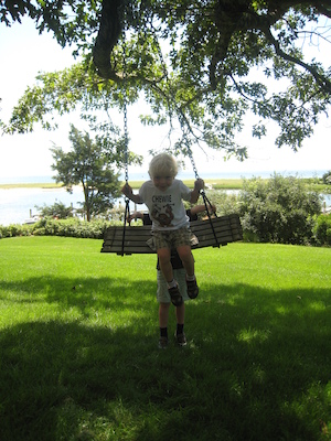 Cole and Tim on the swing at the Payne's (08-08-2009 10:55)