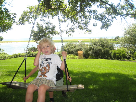 Cole and Tim on the swing at the Payne's (08-08-2009 10:55)