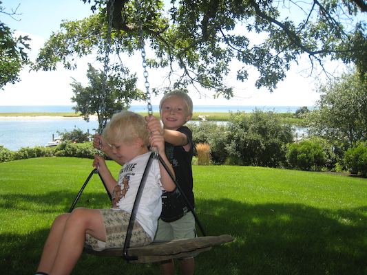 Cole and Tim on the swing at the Payne's (08-08-2009 10:55)