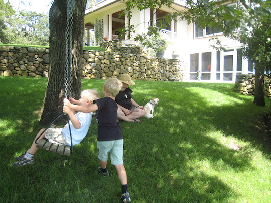 Cole and Tim on the swing at the Payne's with Xine and Emily (08-08-2009 10:55)
