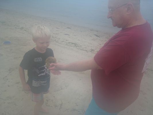 Tim, Poppy and a horseshoe crab (08-12-2009 09:02)