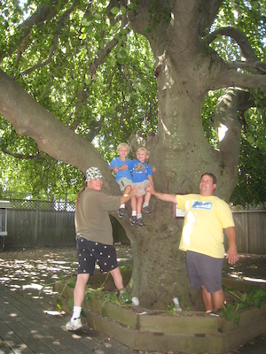 Ben, Tim, Cole and Matt under the weeping beech (08-15-2009 10:03)