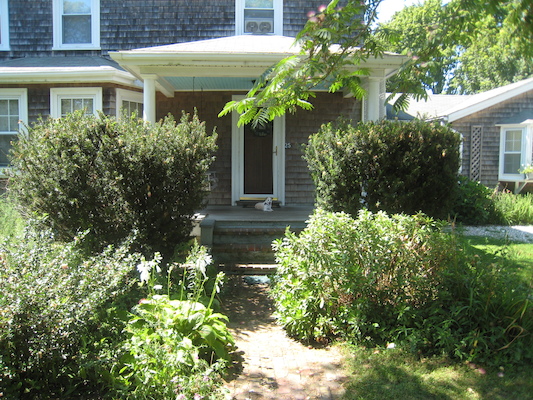 Emily at the Hyannis house (08-15-2009 12:22)