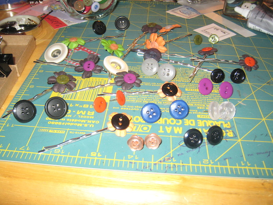 Button bobby pins (08-22-2009 14:23)