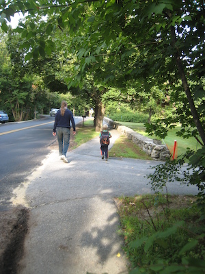 Ben and Tim walking to the bus stop (09-08-2009 07:30)