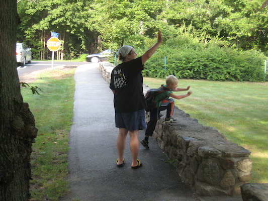 Xine and Tim greeting the neighbors (09-08-2009 07:31)