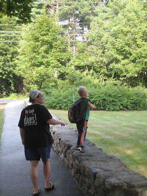 Xine and Tim walking to the bus stop (09-08-2009 07:31)