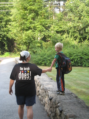 Xine and Tim walking to the bus stop (09-08-2009 07:31)