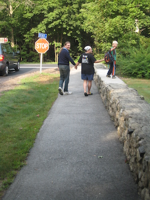 Ben, Xine and Tim walking to the bus stop (09-08-2009 07:31)