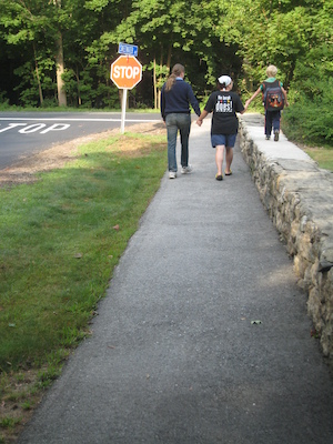 Ben, Xine and Tim walking to the bus stop (09-08-2009 07:31)