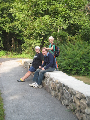 Xine, Ben and Tim at the bus stop (09-08-2009 07:32)