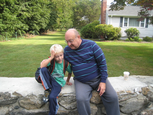 Tim and Poppy at the bus stop (09-08-2009 07:39)