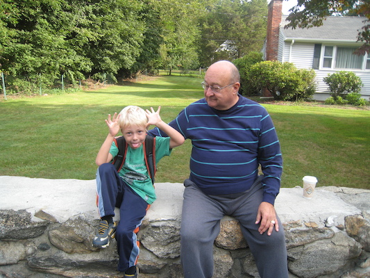 Tim and Poppy at the bus stop (09-08-2009 07:39)