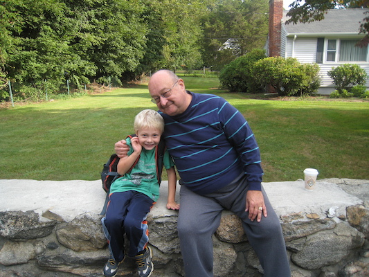 Tim and Poppy at the bus stop (09-08-2009 07:39)