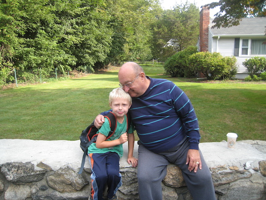 Tim and Poppy at the bus stop (09-08-2009 07:39)