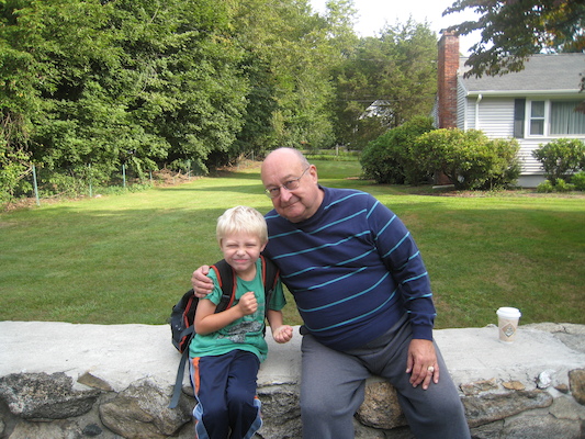Tim and Poppy at the bus stop (09-08-2009 07:39)