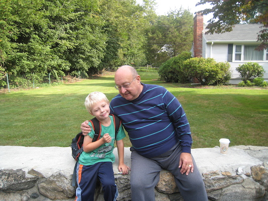 Tim and Poppy at the bus stop (09-08-2009 07:39)
