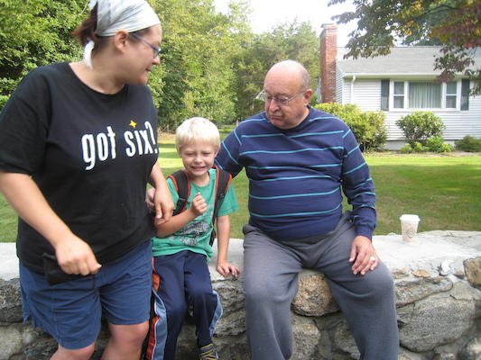 Xine, Tim and Poppy at the bus stop (09-08-2009 07:39)