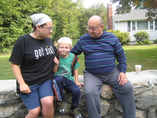 Xine, Tim and Poppy at the bus stop (09-08-2009 07:39)