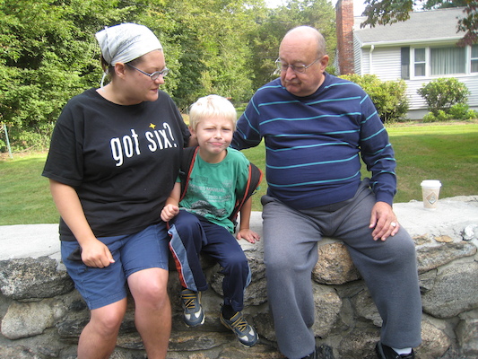 Xine, Tim and Poppy at the bus stop (09-08-2009 07:39)