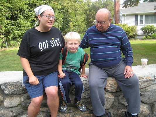 Xine, Tim and Poppy at the bus stop (09-08-2009 07:39)