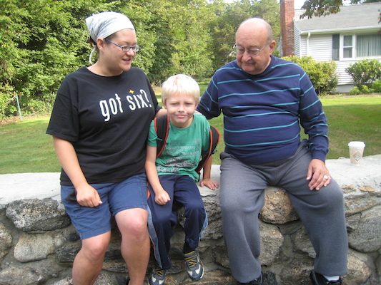 Xine, Tim and Poppy at the bus stop (09-08-2009 07:39)