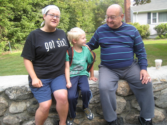 Xine, Tim and Poppy at the bus stop (09-08-2009 07:39)