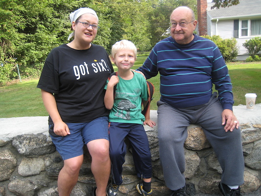 Xine, Tim and Poppy at the bus stop (09-08-2009 07:39)