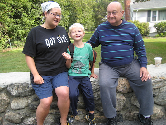 Xine, Tim and Poppy at the bus stop (09-08-2009 07:39)