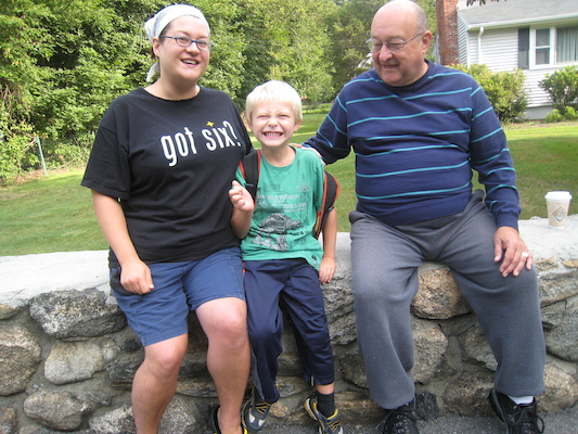 Xine, Tim and Poppy at the bus stop (09-08-2009 07:39)