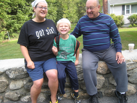 Xine, Tim and Poppy at the bus stop (09-08-2009 07:39)