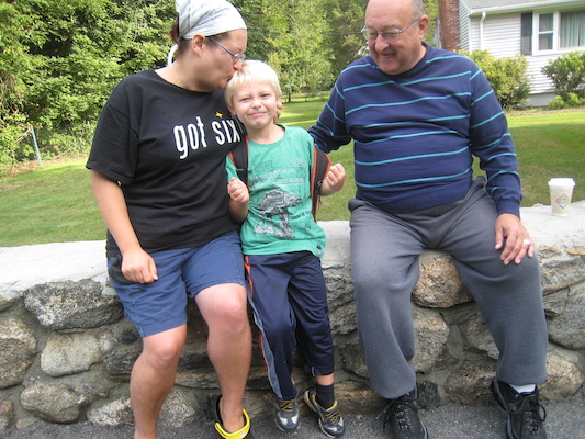 Xine, Tim and Poppy at the bus stop (09-08-2009 07:39)