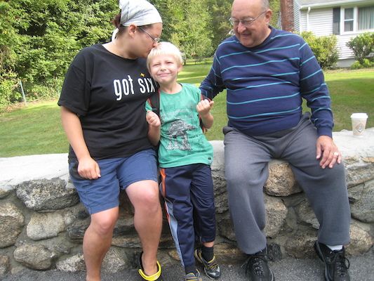 Xine, Tim and Poppy at the bus stop (09-08-2009 07:39)