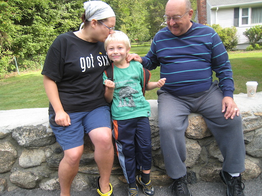 Xine, Tim and Poppy at the bus stop (09-08-2009 07:39)