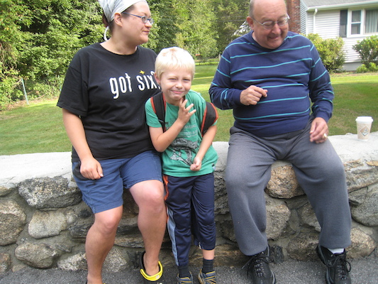 Xine, Tim and Poppy at the bus stop (09-08-2009 07:39)