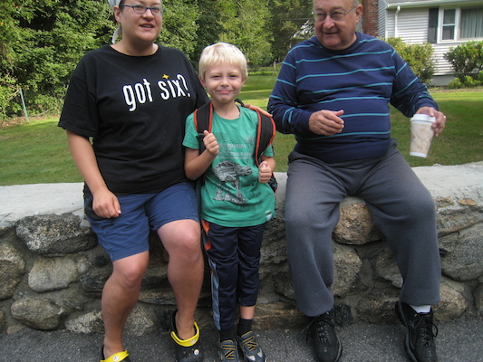 Xine, Tim and Poppy at the bus stop (09-08-2009 07:39)