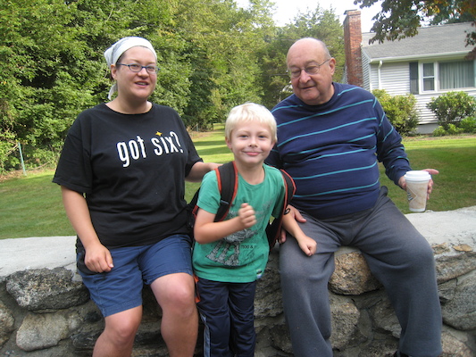Xine, Tim and Poppy at the bus stop (09-08-2009 07:39)
