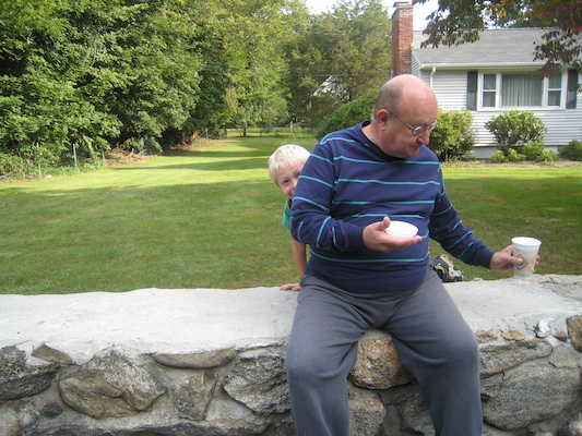 Tim and Poppy at the bus stop (09-08-2009 07:40)