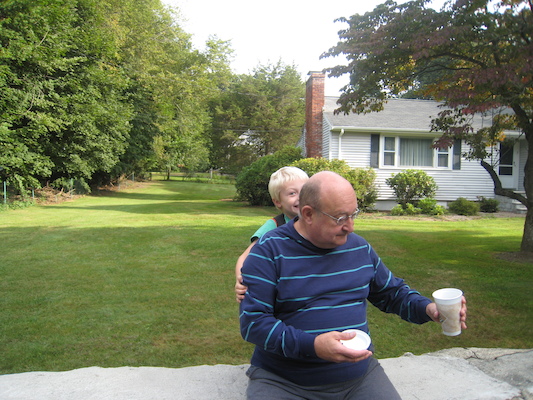 Tim and Poppy at the bus stop (09-08-2009 07:40)