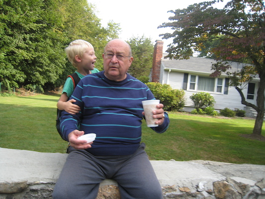 Tim and Poppy at the bus stop (09-08-2009 07:40)