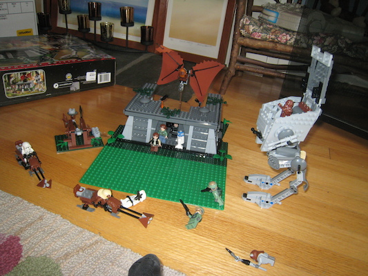 The Battle for Endor, posed like the box (09-27-2009 15:16)