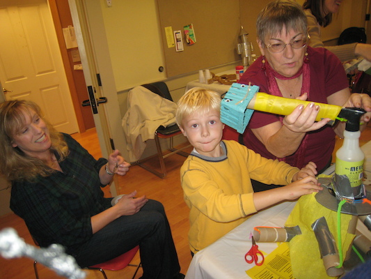 Tim building with Doris Smith and Linda Christen (10-16-2009 15:50)