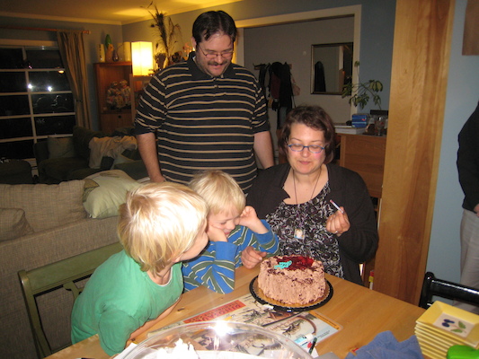Tim, Cole, Xine and Juj with the birthday cake (11-08-2009 19:22)